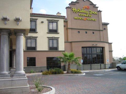 Holiday Express & Mall By Ihg