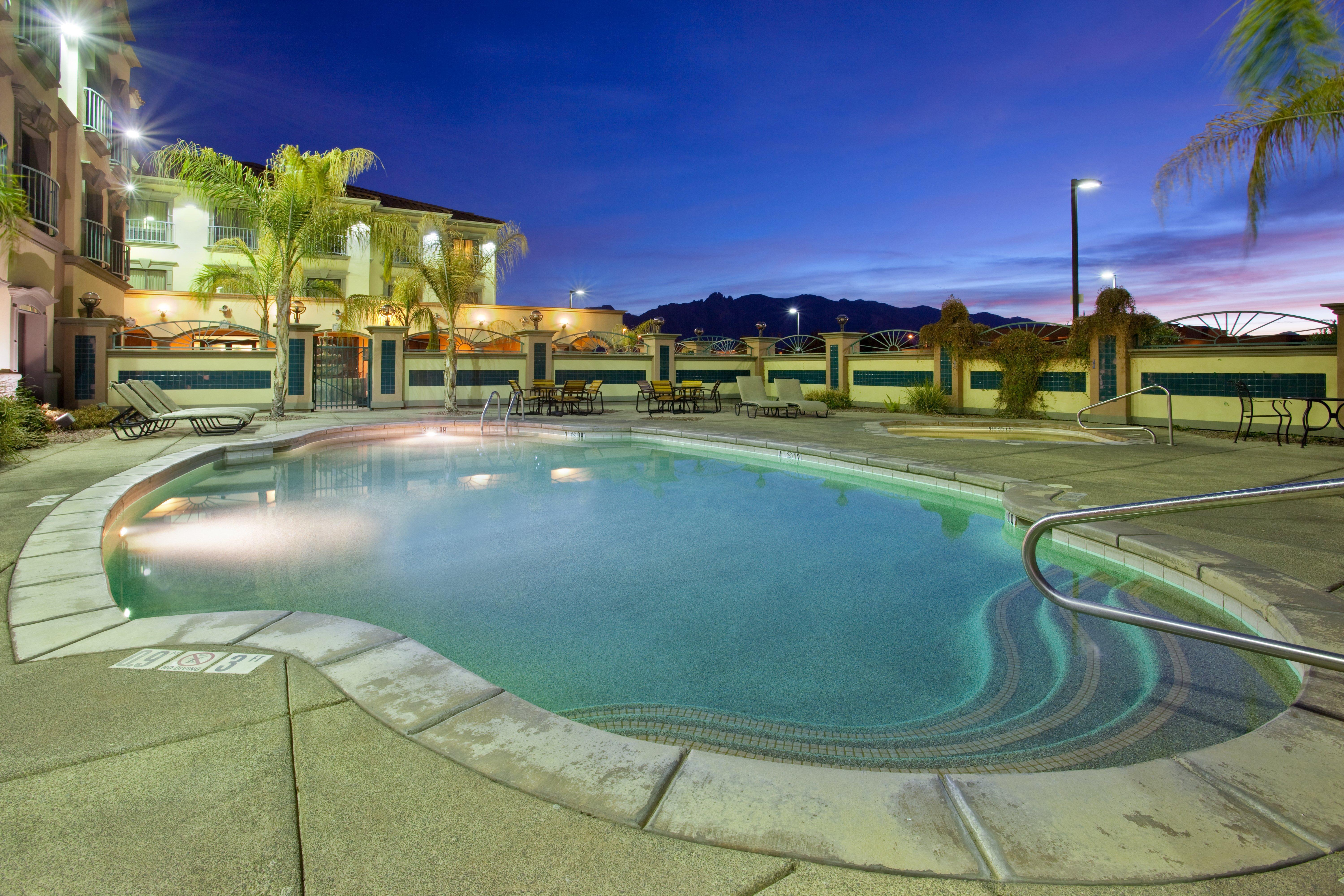 Holiday Express & Mall By Ihg Tucson