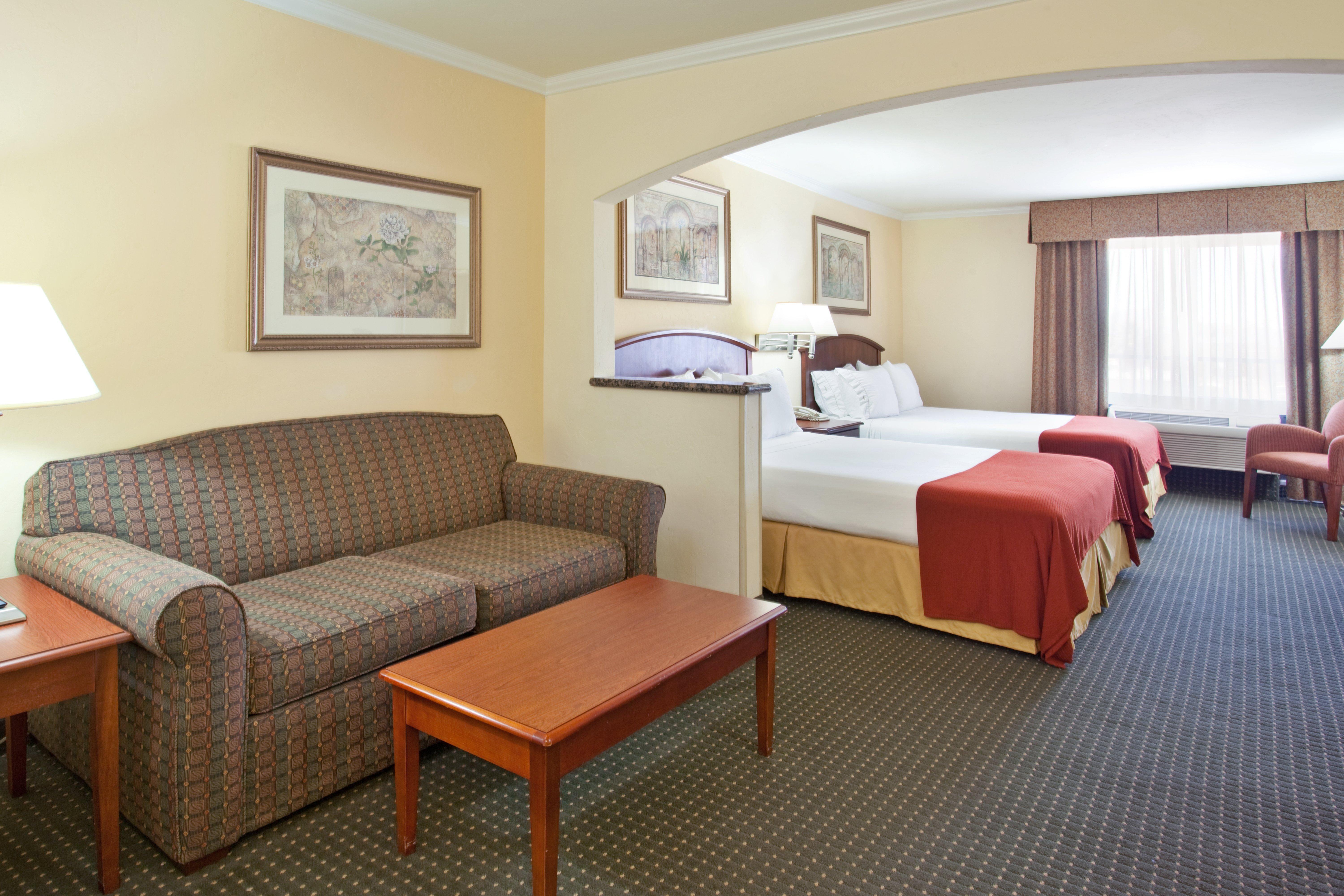 Hotel Holiday Express & Mall By Ihg
